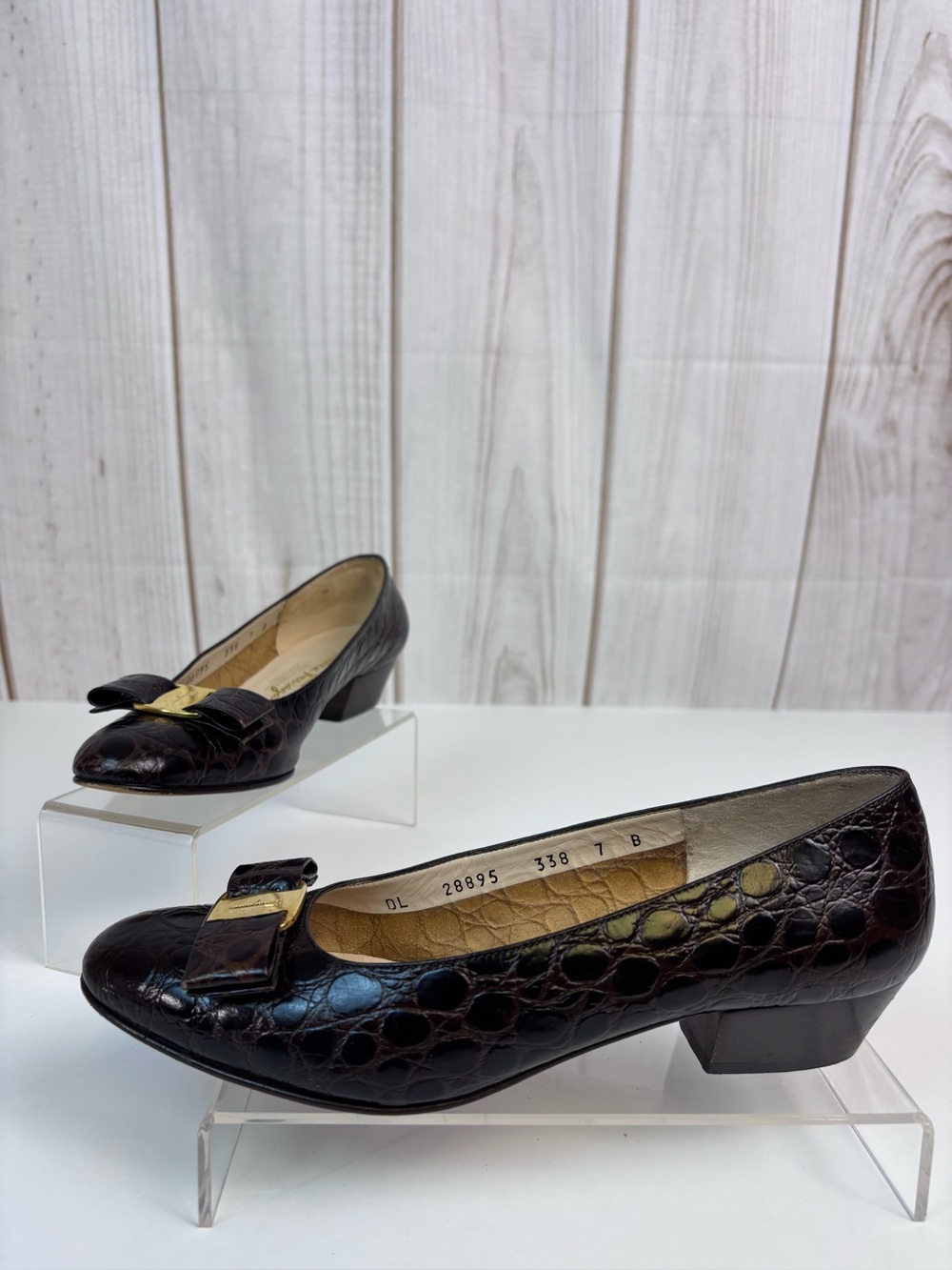 Vintage Salvatore Ferragamo Croc-Embossed Leather Vara Bow Pumps Brown Sz 7B - Picture 1 of 15